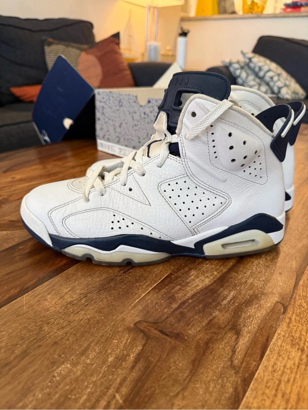 Jordan Men's White, midnight Navy Retro 6 Basketball Shoes size 8.5 men with box